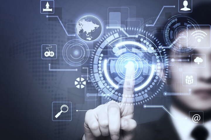 所有都被一笔带过,他现在又站在谁的对面什么歌